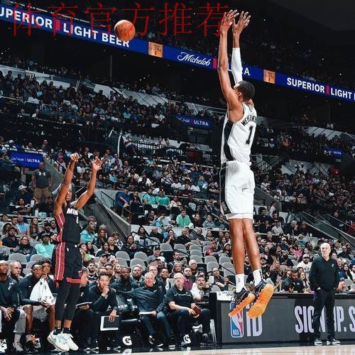 文班亚马右侧落位 转身后仰倒地命中 文班亚马右侧落位 转身后仰倒地命中